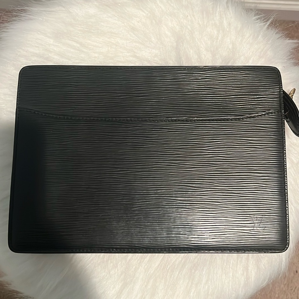 LV EPI NOIR LEATHER POCHETTE CLUTCH
